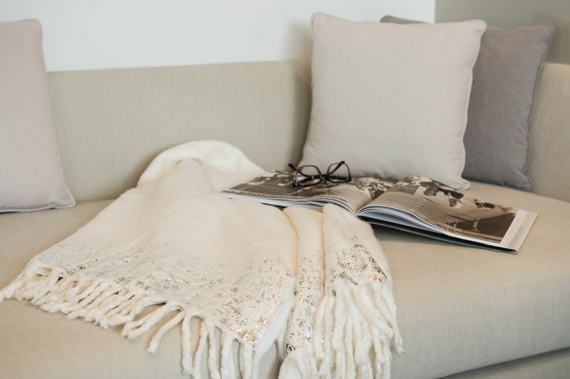 La Ville Hotel & Suites City Walk Dubai, Autograph Collection Exterior foto A throw on a sofa