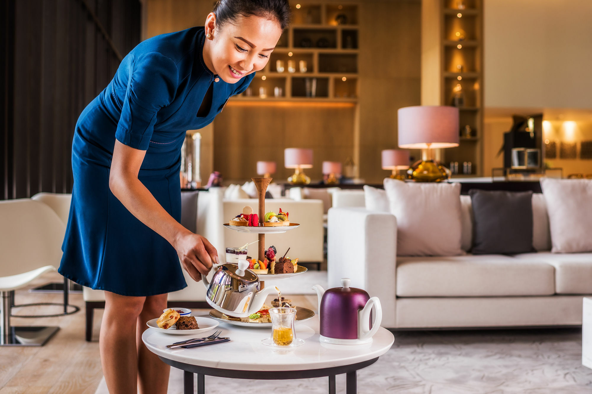 La Ville Hotel & Suites City Walk Dubai, Autograph Collection Exterior foto A room service attendant serving afternoon tea at a hotel